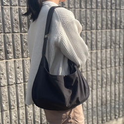 【新作】撥水加工＊超軽量　U字フォルムのショルダーバッグ♪ナイロンワッシャー♪チャコールグレー 15枚目の画像