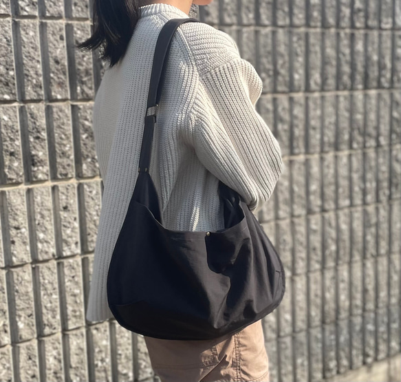 【新作】撥水加工＊超軽量　U字フォルムのショルダーバッグ♪ナイロンワッシャー♪チャコールグレー 15枚目の画像
