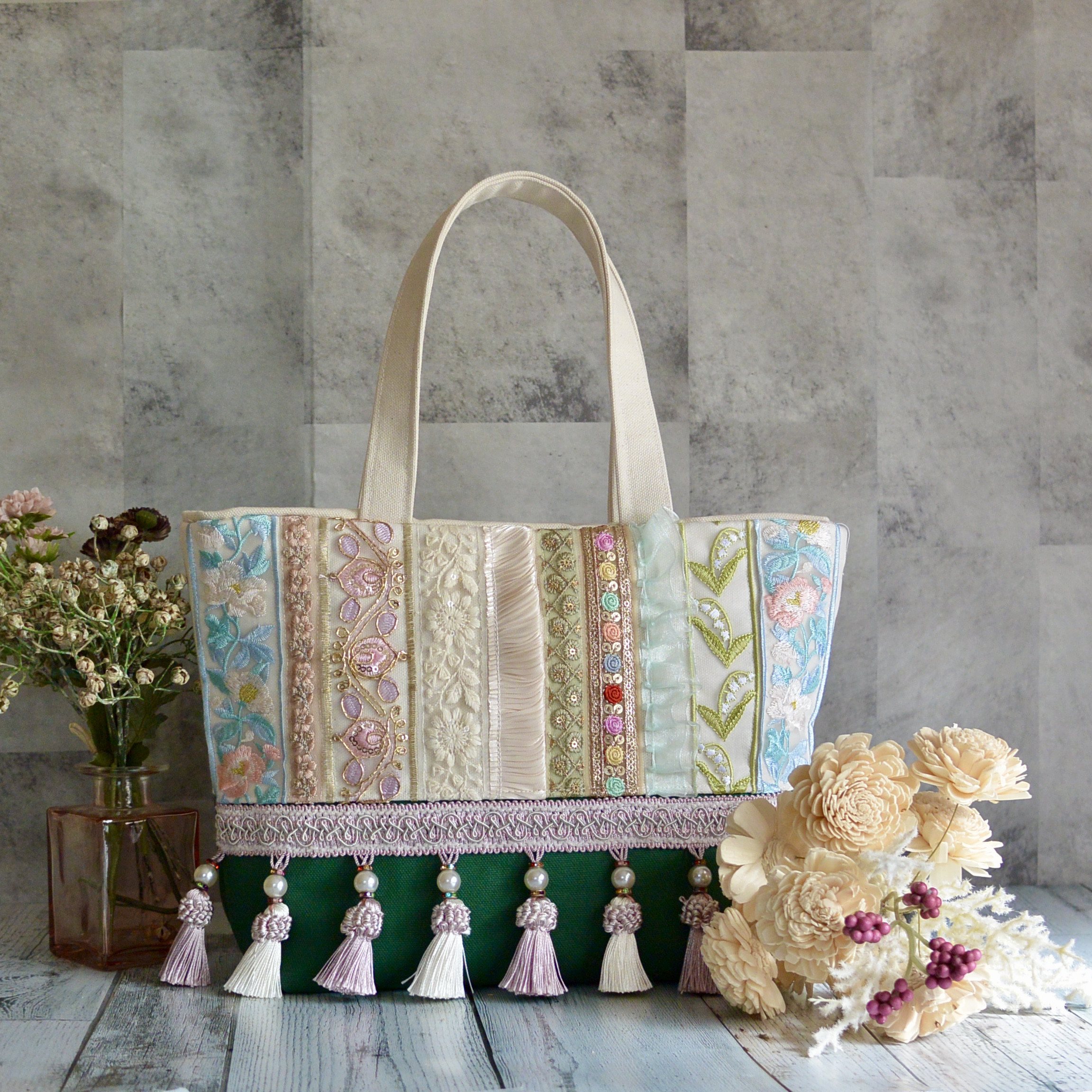 インド刺繍リボンとタッセルリボンのトートバッグ【Mサイズ】