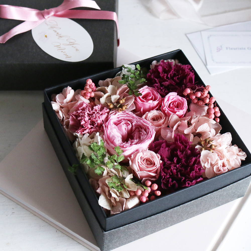 【期間限定セール】ワインカラーのカーネーションとピンクのバラのボックスフラワー　プリザーブドフラワー