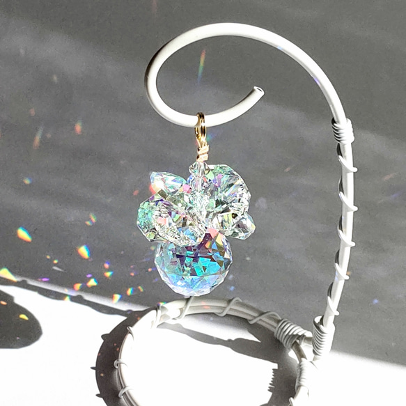 ずっと眺めていたいオーロラカラー　手のひらサイズ置き型サンキャッチャー　気軽に飾れる　卓上　ひんやり　ギフト 1枚目の画像