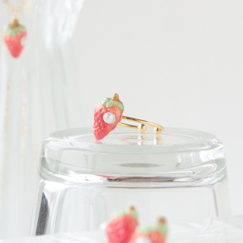 特集掲載】寂しがり屋のいちごリング 春 指輪 パール（オーブン粘土