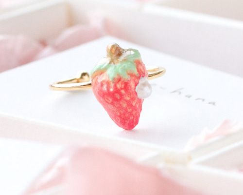 リング「ホワイトストロベリー＆パール」 いちご 苺 パール ハンドメイド 指輪 367f2cc7e2aff9076d21d80224d8e1