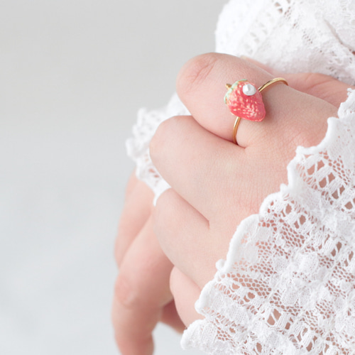 リング「ホワイトストロベリー＆パール」 いちご 苺 パール ハンドメイド 指輪 特集掲載】寂しがり屋のいちごリング 春 指輪 パール（オーブン
