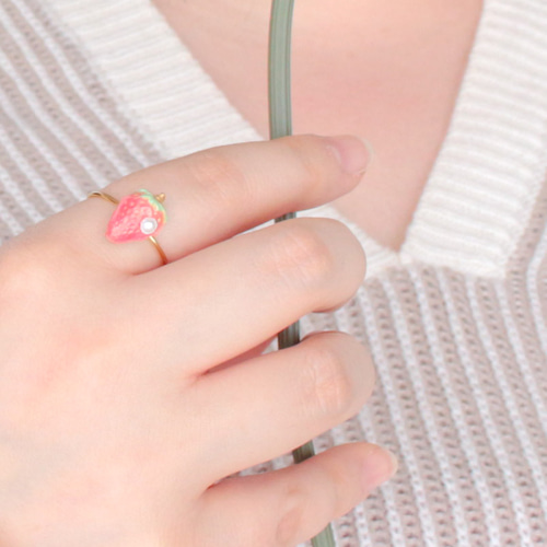 リング「ホワイトストロベリー＆パール」 いちご 苺 パール ハンドメイド 指輪 特集掲載】寂しがり屋のいちごリング 春 指輪 パール（オーブン粘土