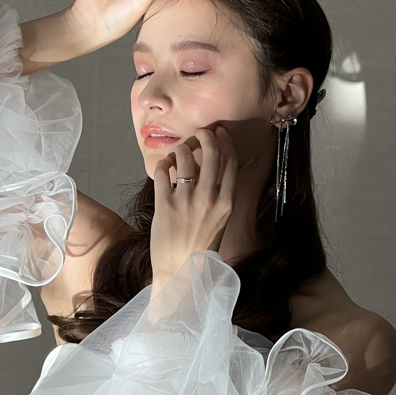 新作送０ シルバーのリボンモチーフ揺れる ウエディングアクセ ブライダルアクセ【シルバーリボンイヤリング】