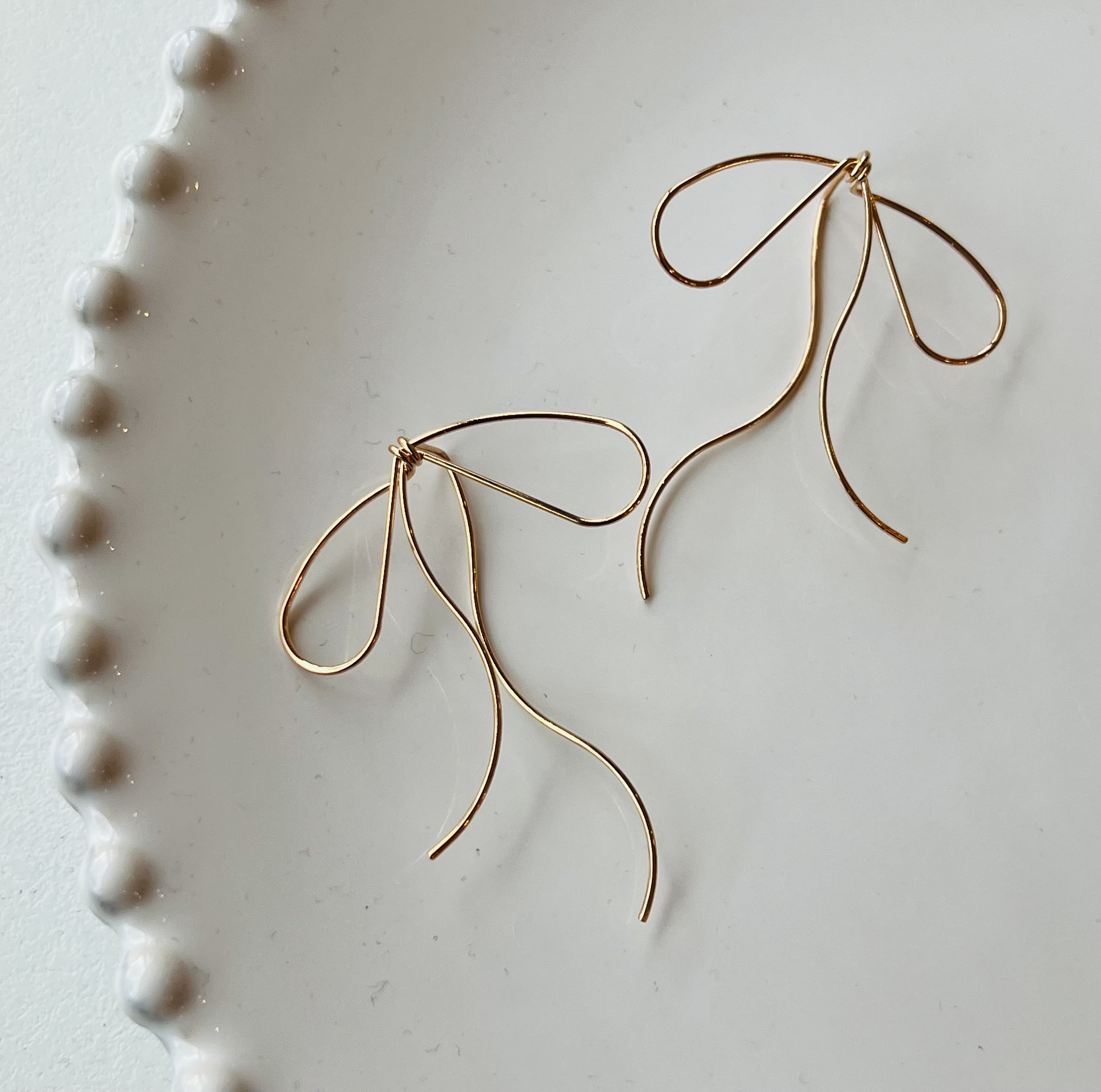 新作送０ ゴールドのリボンモチーフアクセ ウエディングアクセ ブライダルアクセ【ゴールドリボンピアス】