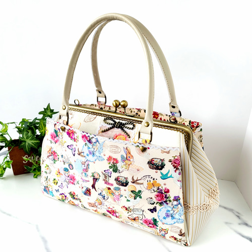 マチ付きあおりポケットのがま口バッグ(横長Vol.) リボン金具