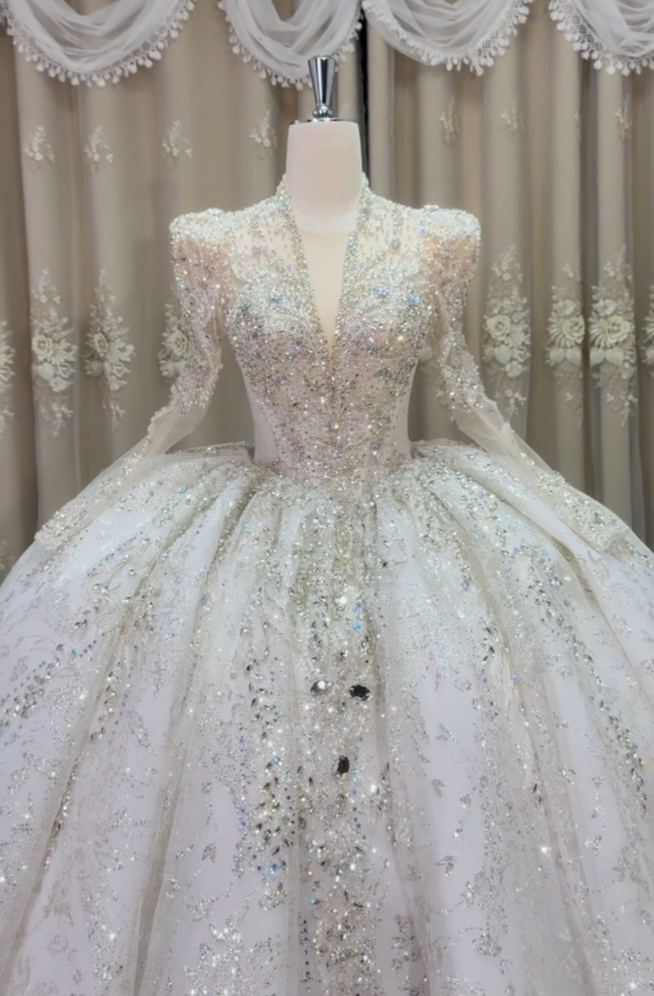 見逃さない　vネック　アンティークなウェディングドレス　ロングトレーン　ラッフルスカート　花嫁ブライダル　結婚式お呼ばれ