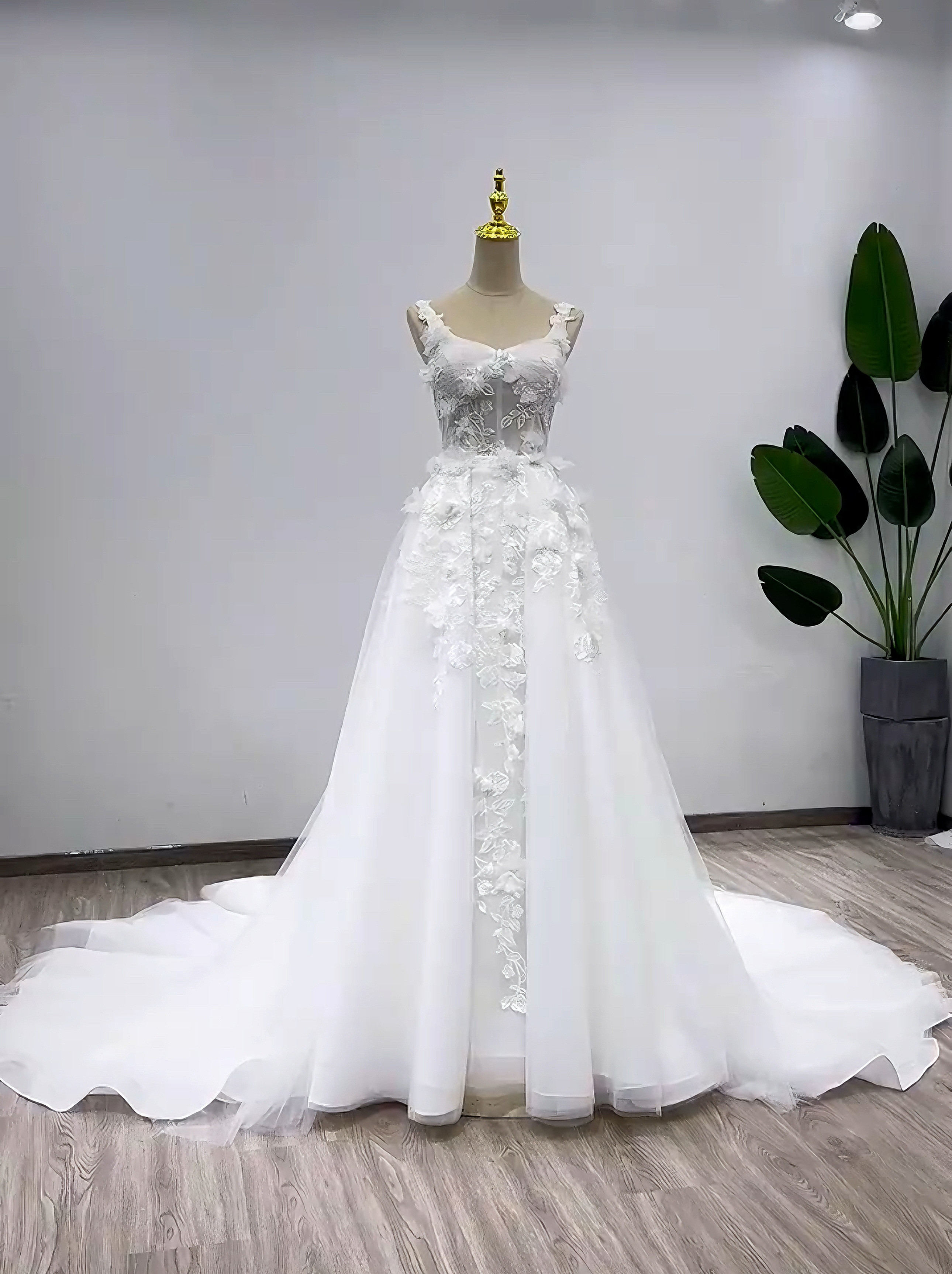 優雅　リーフ刺繍　立体感　ソフトチュール　ホワイト　上品　パーディードレス　編みあげ　細見えシルエット花嫁お呼ばれ披露宴