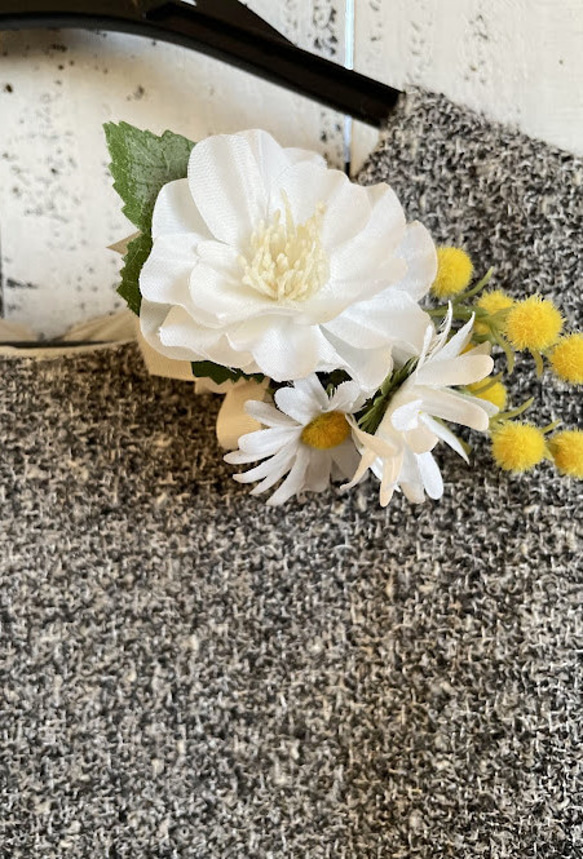 【ｱｰﾃｨﾌｨｼｬﾙﾌﾗﾜｰ】ﾎﾜｲﾄﾛｰｽﾞ　ミモザーのｺｻｰｼﾞｭ・・ハレの日、フォーマル、卒入学コーデ 2枚目の画像