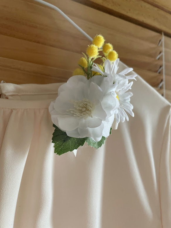 【ｱｰﾃｨﾌｨｼｬﾙﾌﾗﾜｰ】ﾎﾜｲﾄﾛｰｽﾞ　ミモザーのｺｻｰｼﾞｭ・・ハレの日、フォーマル、卒入学コーデ 4枚目の画像