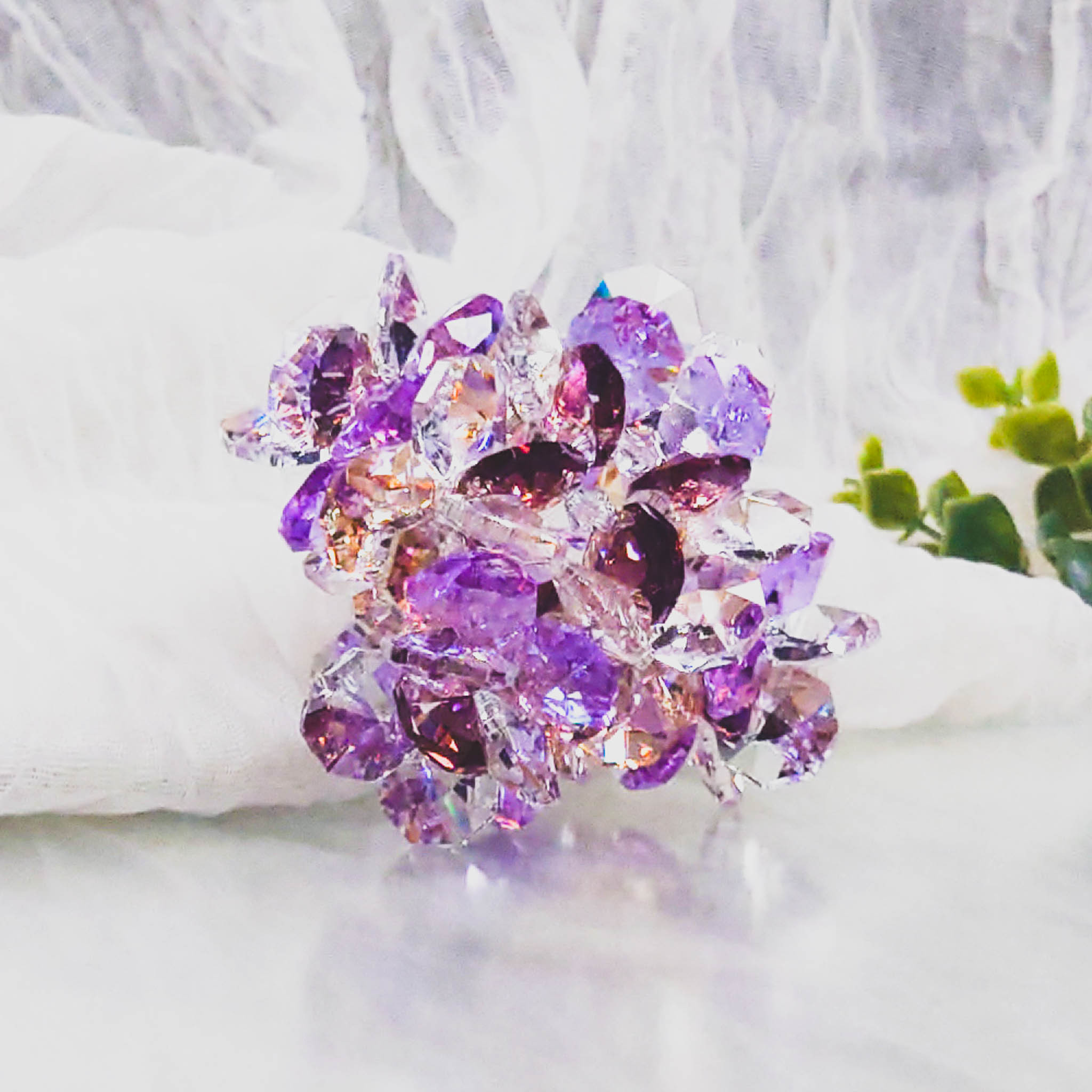 SN24C1018-01 アスフォー社製クリスタル使用　お花とボールのピラミッドのサンキャッチャー置き型◆パープル１