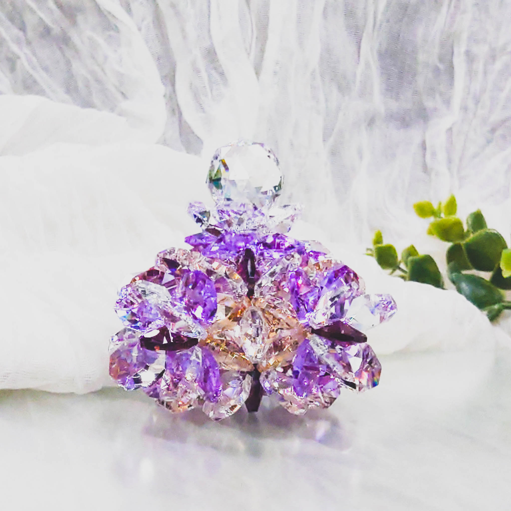 SN24C1018-01 アスフォー社製クリスタル使用　お花とボールのピラミッドのサンキャッチャー置き型◆パープル１