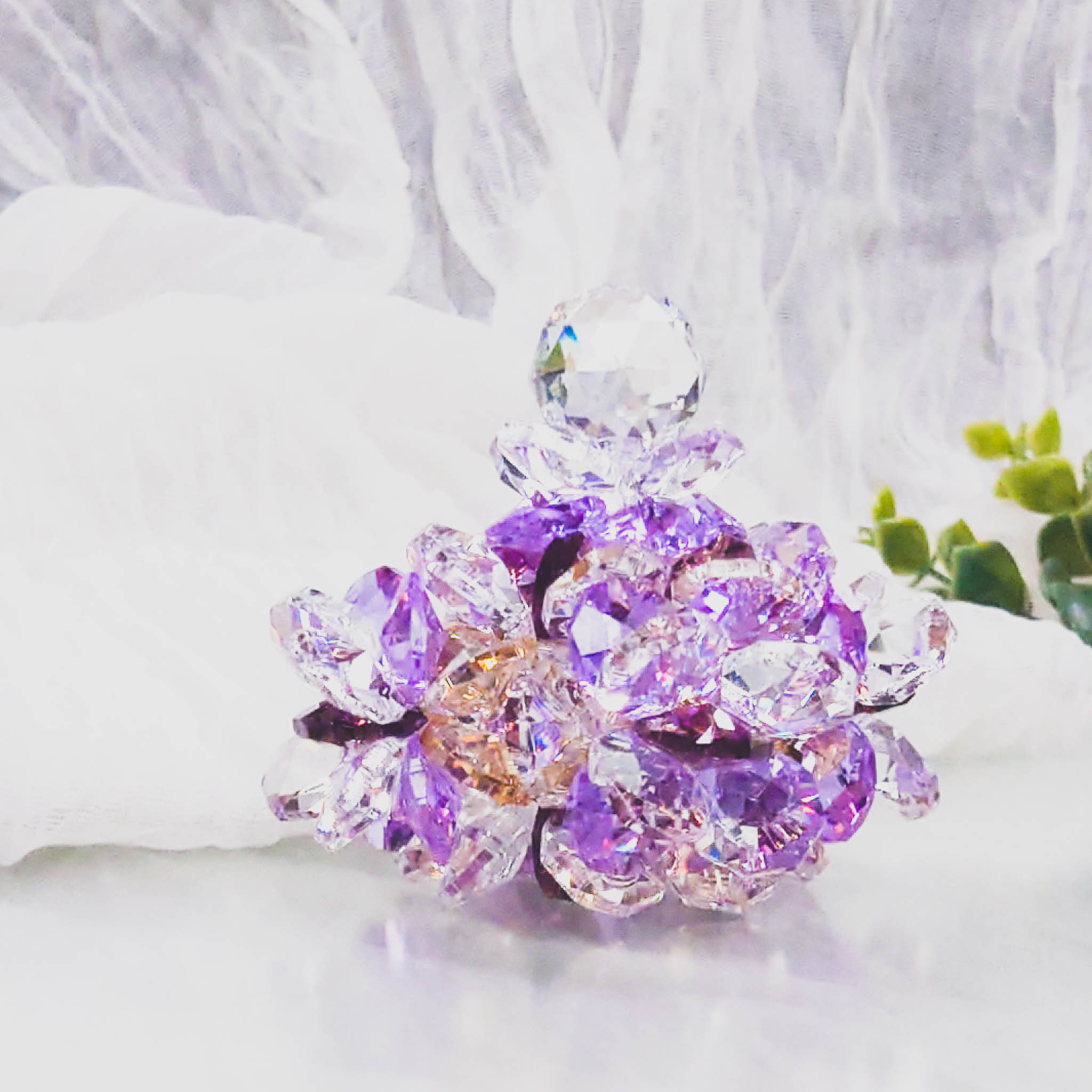 SN24C1018-01 アスフォー社製クリスタル使用　お花とボールのピラミッドのサンキャッチャー置き型◆パープル１