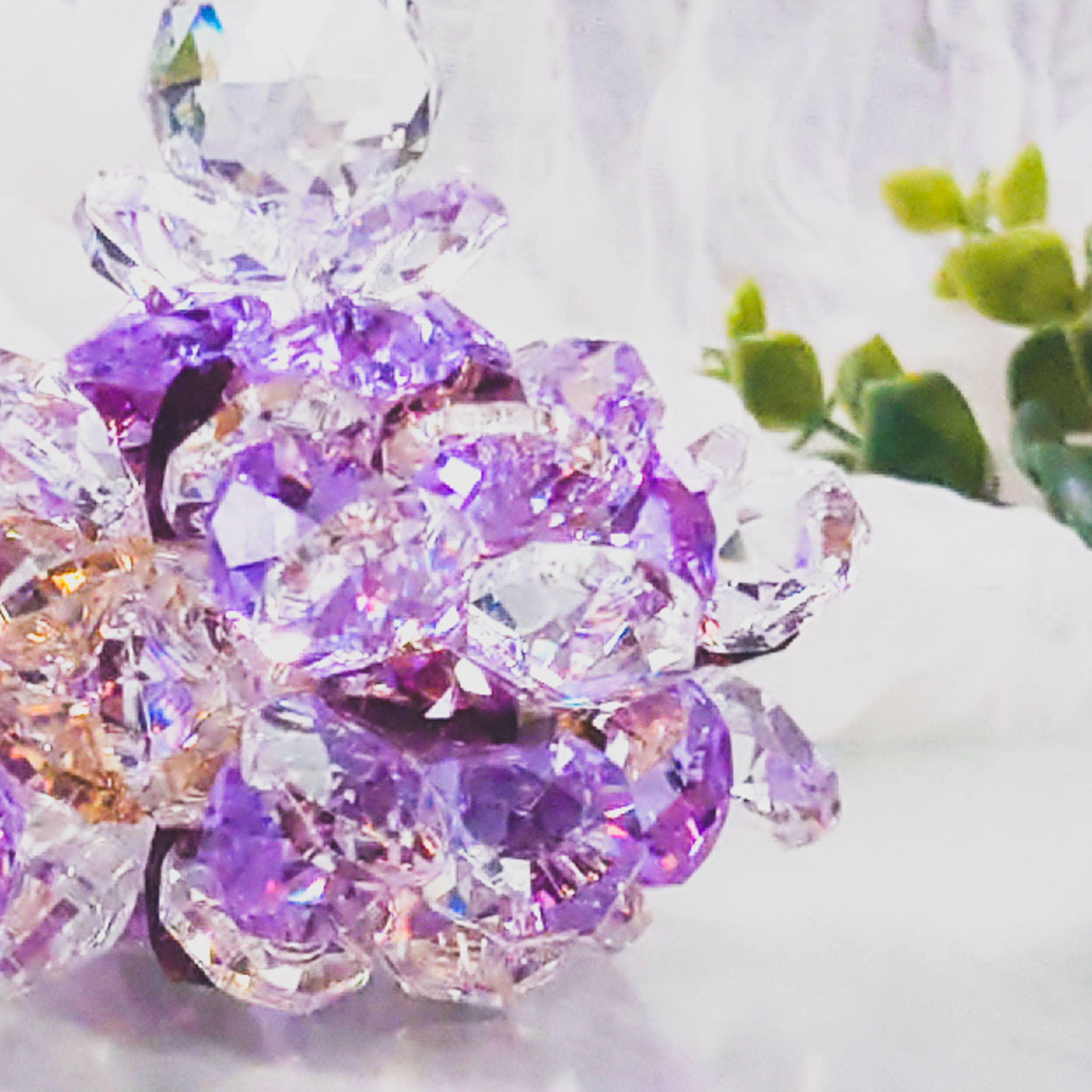 SN24C1018-01 アスフォー社製クリスタル使用　お花とボールのピラミッドのサンキャッチャー置き型◆パープル１