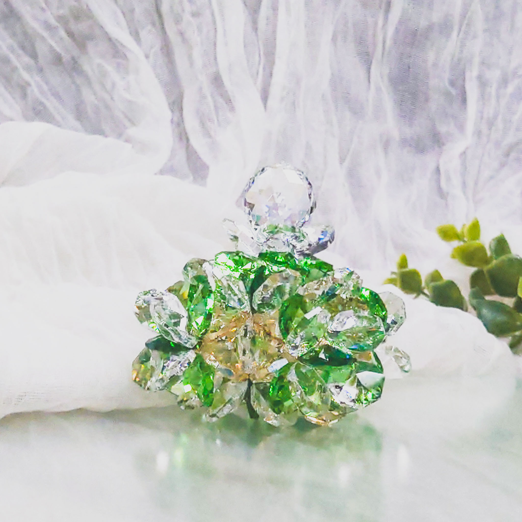 SN24C1018-02 アスフォー社製クリスタル使用　お花とボールのピラミッドのサンキャッチャー置き型◆グリーン１