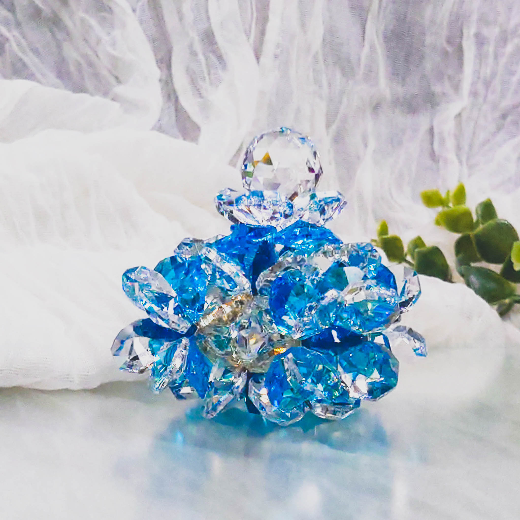 SN24C1018-03 アスフォー社製クリスタル使用　お花とボールのピラミッドのサンキャッチャー　置き型◆ブルー１