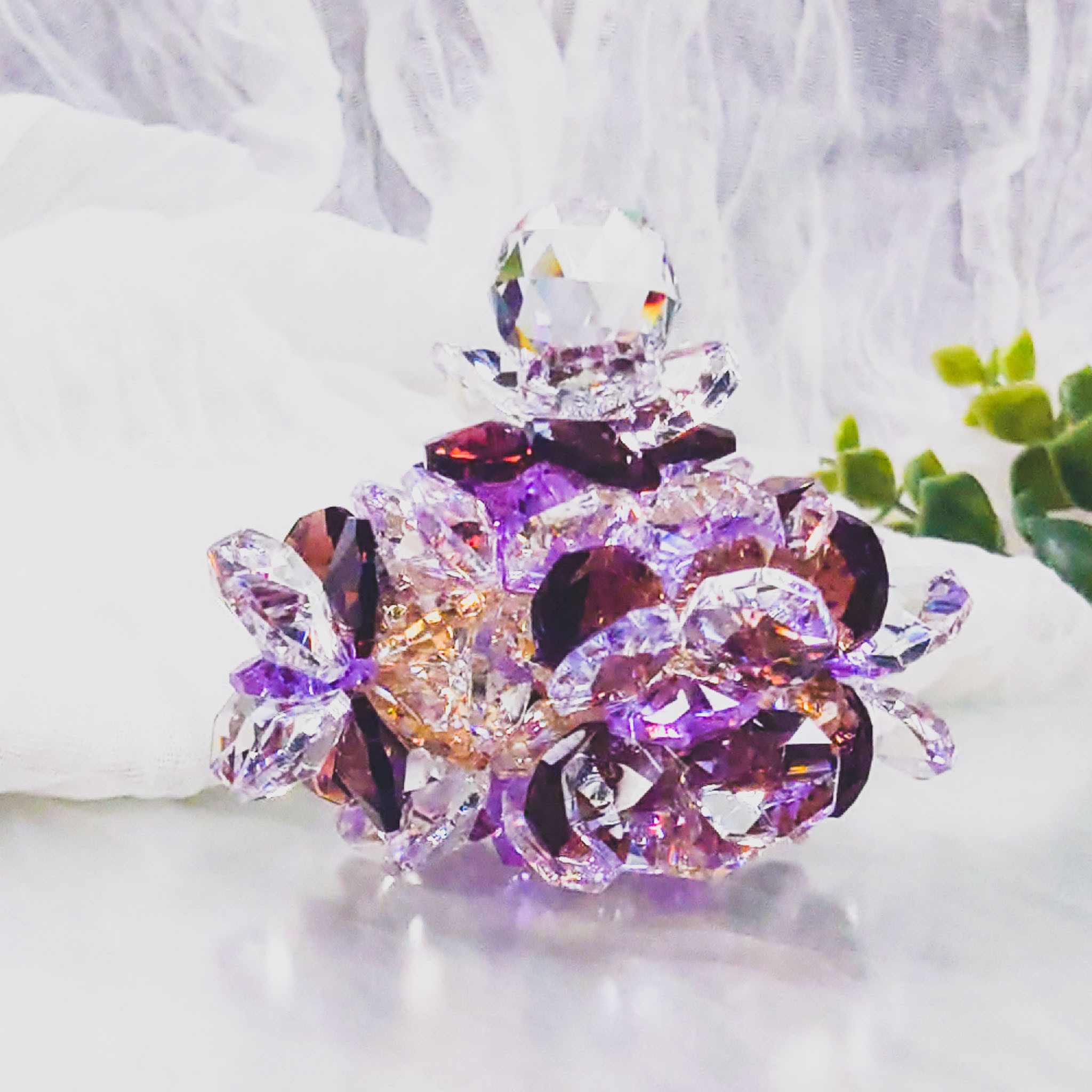 SN24C1018-06 アスフォー社製クリスタル使用　お花とボールのピラミッドのサンキャッチャー　置き型◆ワイン１