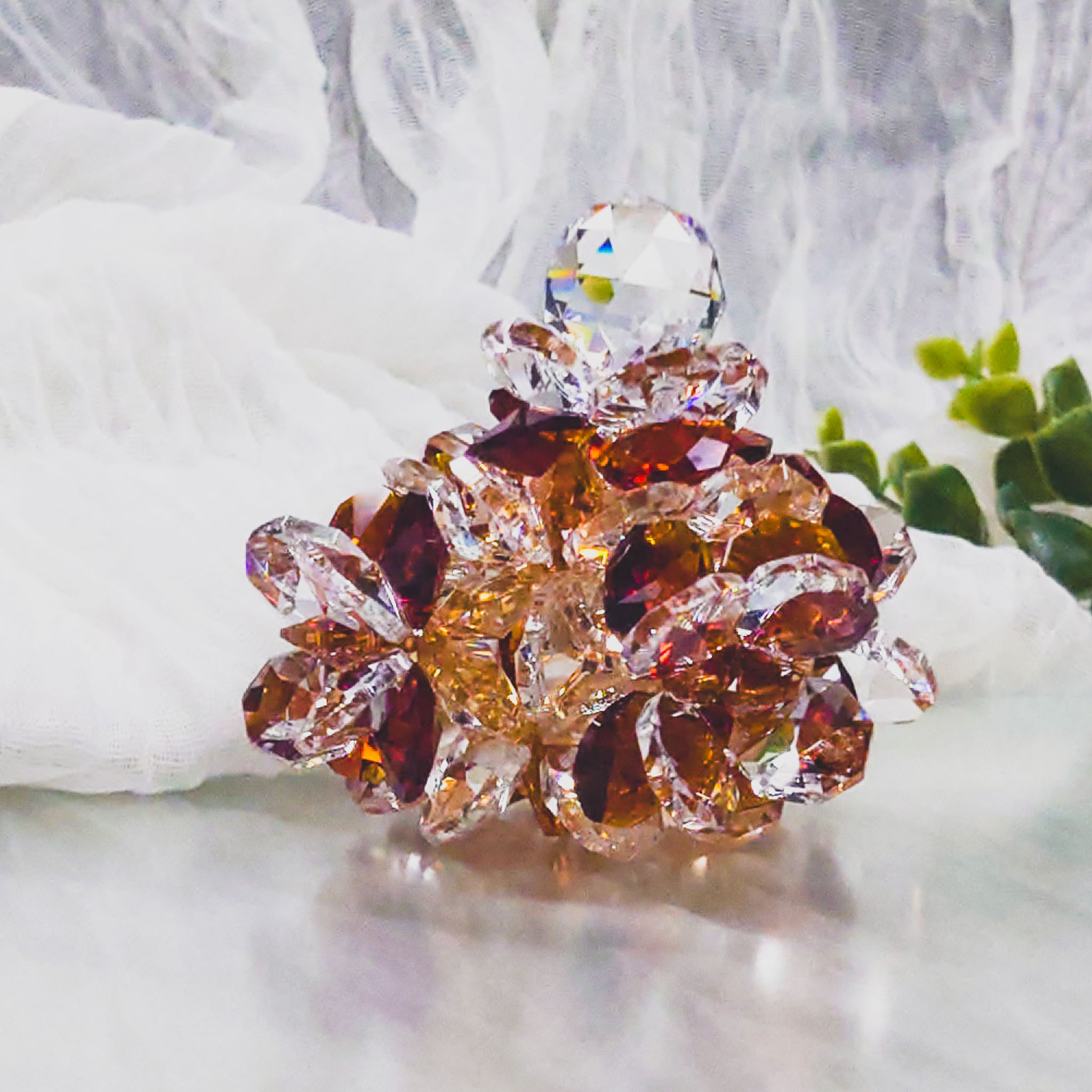 SN24C1018-07 アスフォー社製クリスタル使用　お花とボールのピラミッドのサンキャッチャー置き型◆ティーブラウン