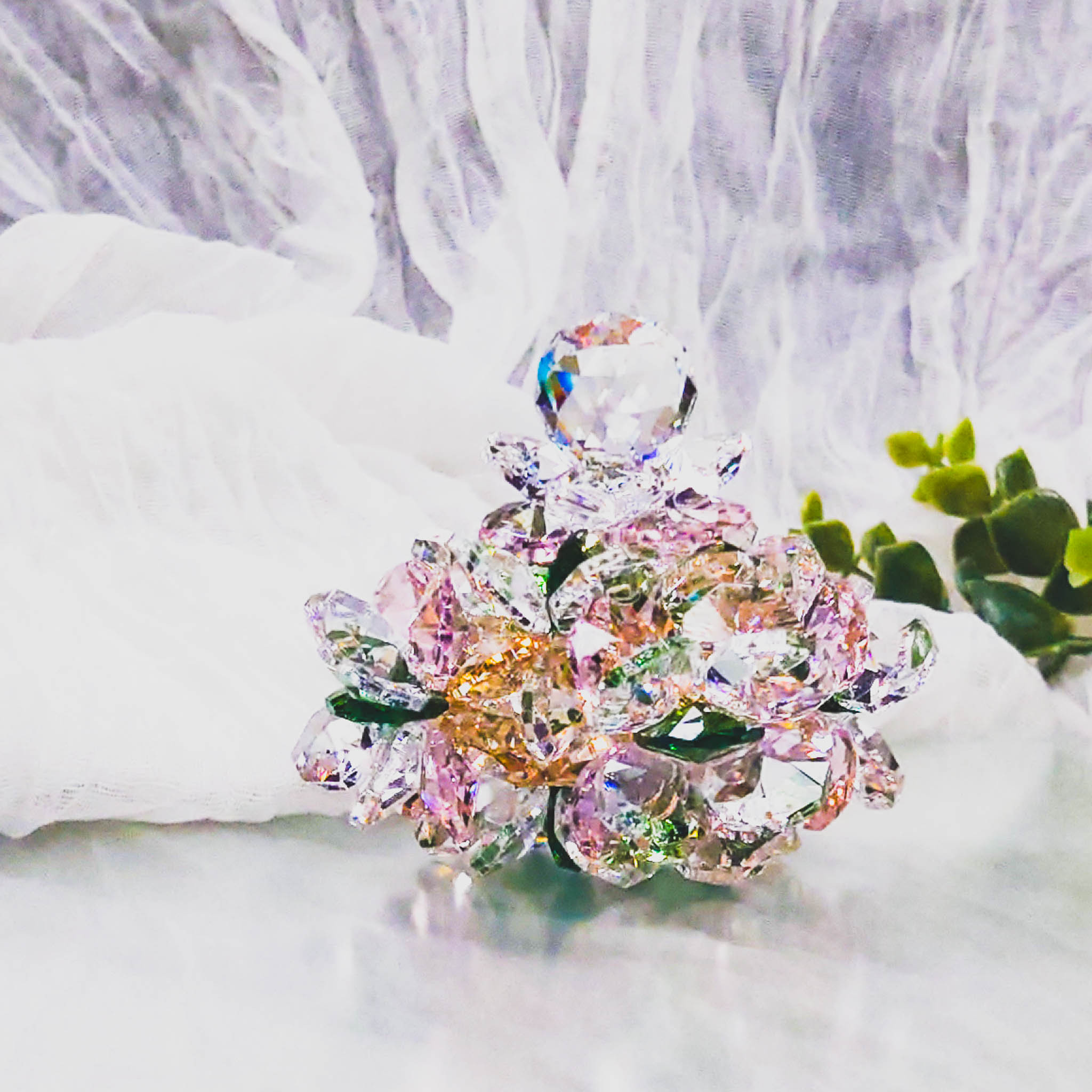 SN24C1018-08 アスフォー社製クリスタル使用　お花とボールのピラミッドのサンキャッチャー　置き型◆ピンク１