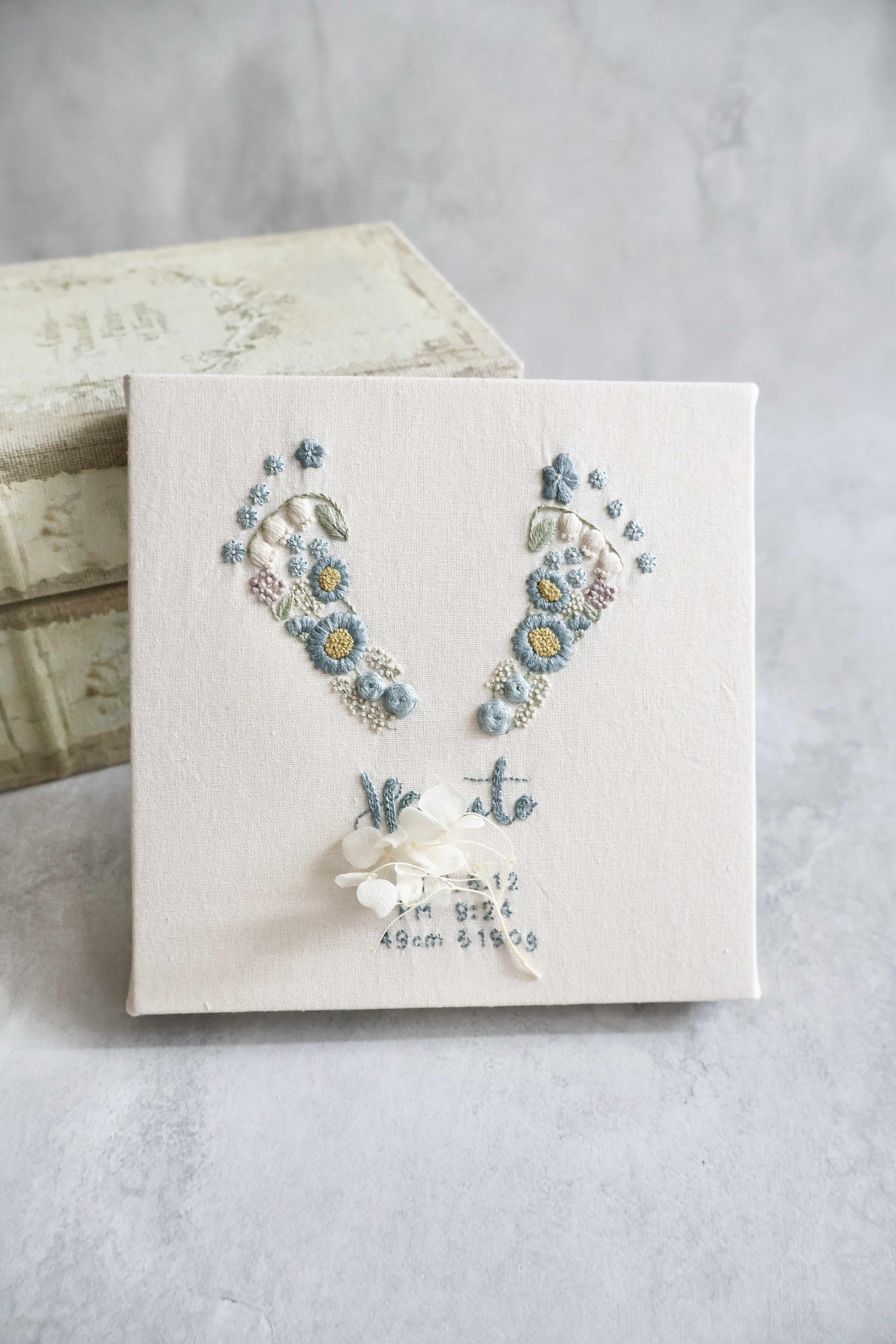 【手形足形刺繍命名書】淡色　くすみカラー　成長記録　内祝い　プレゼント　ニューボーンフォト　結婚式　命名書　出産祝い