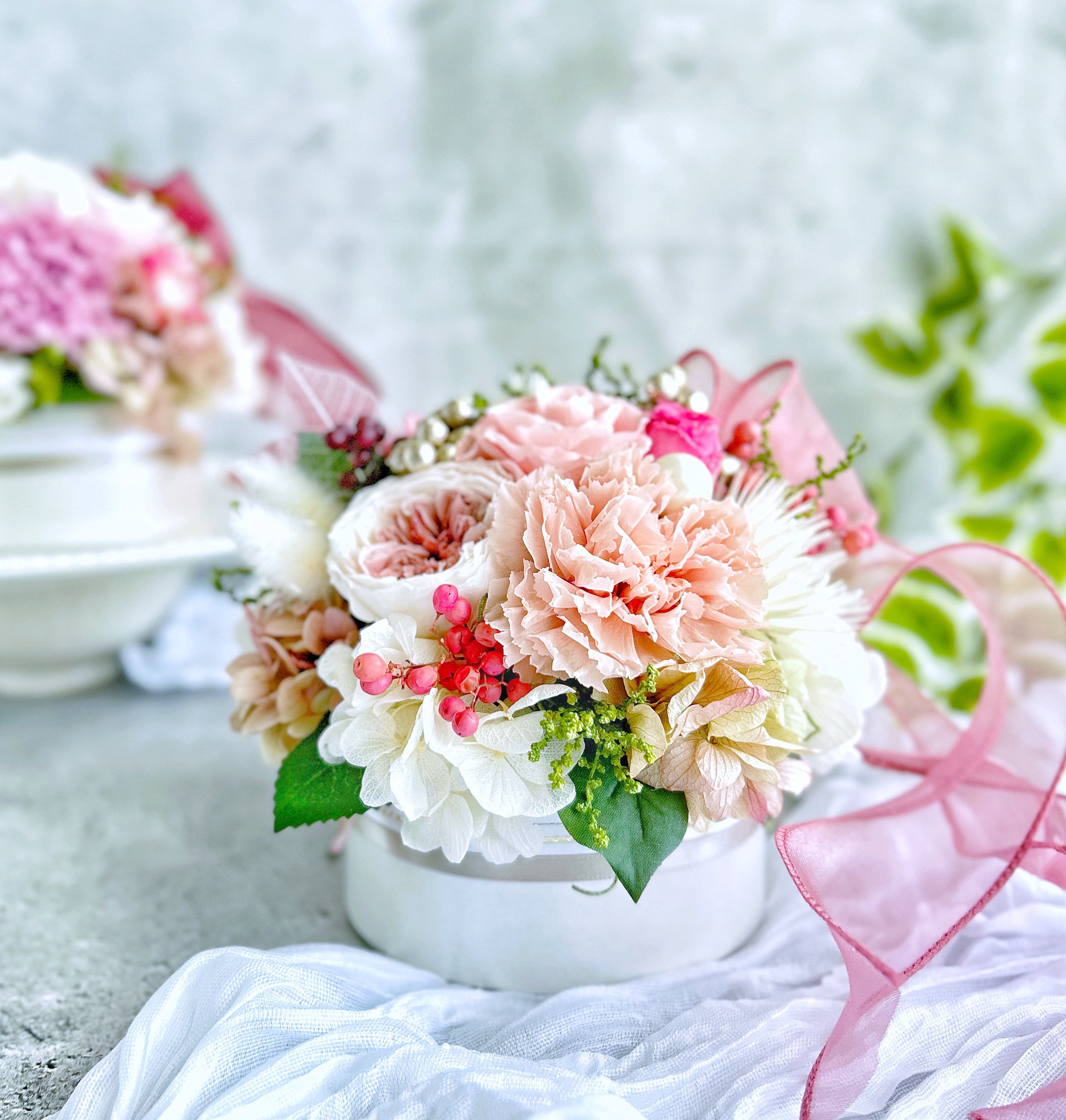 【フラワーギフト】カーネーションとバラのフラワーアレンジメント プリザーブド ピーチ 紫陽花 パール