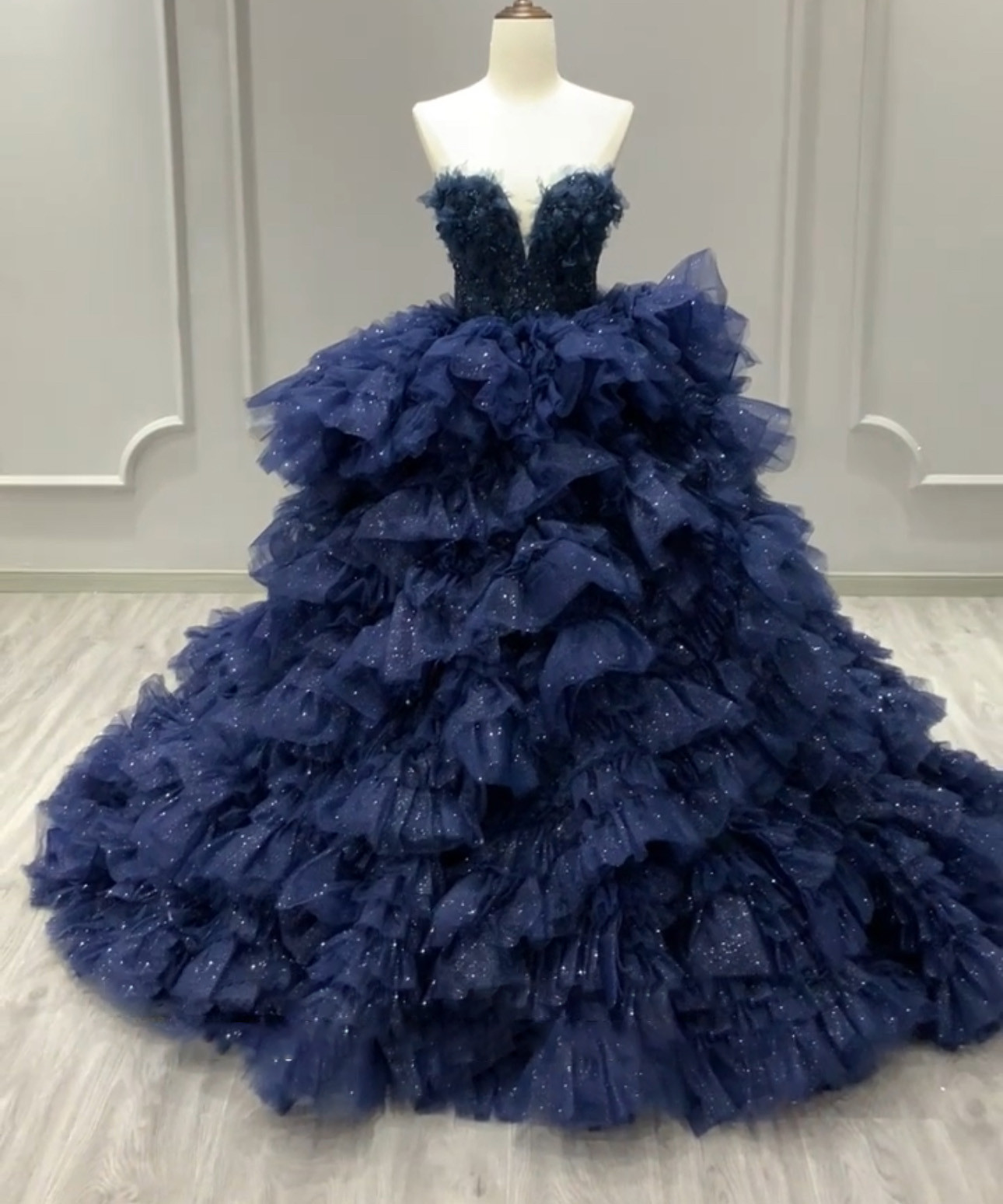 見逃さなく　新作ネイビー　キラキラグッリター　編み上げ　ラッフルスカート　カラードレス　ウェディング花嫁成人式卒業式挙式