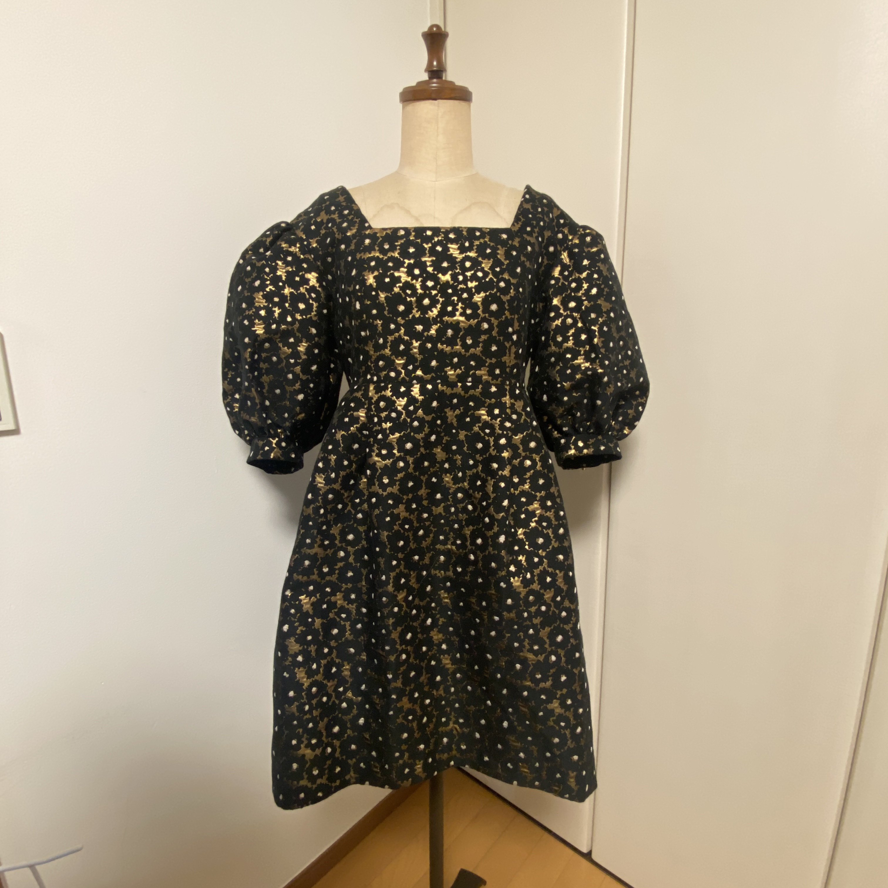 スクエアネックのタックワンピース