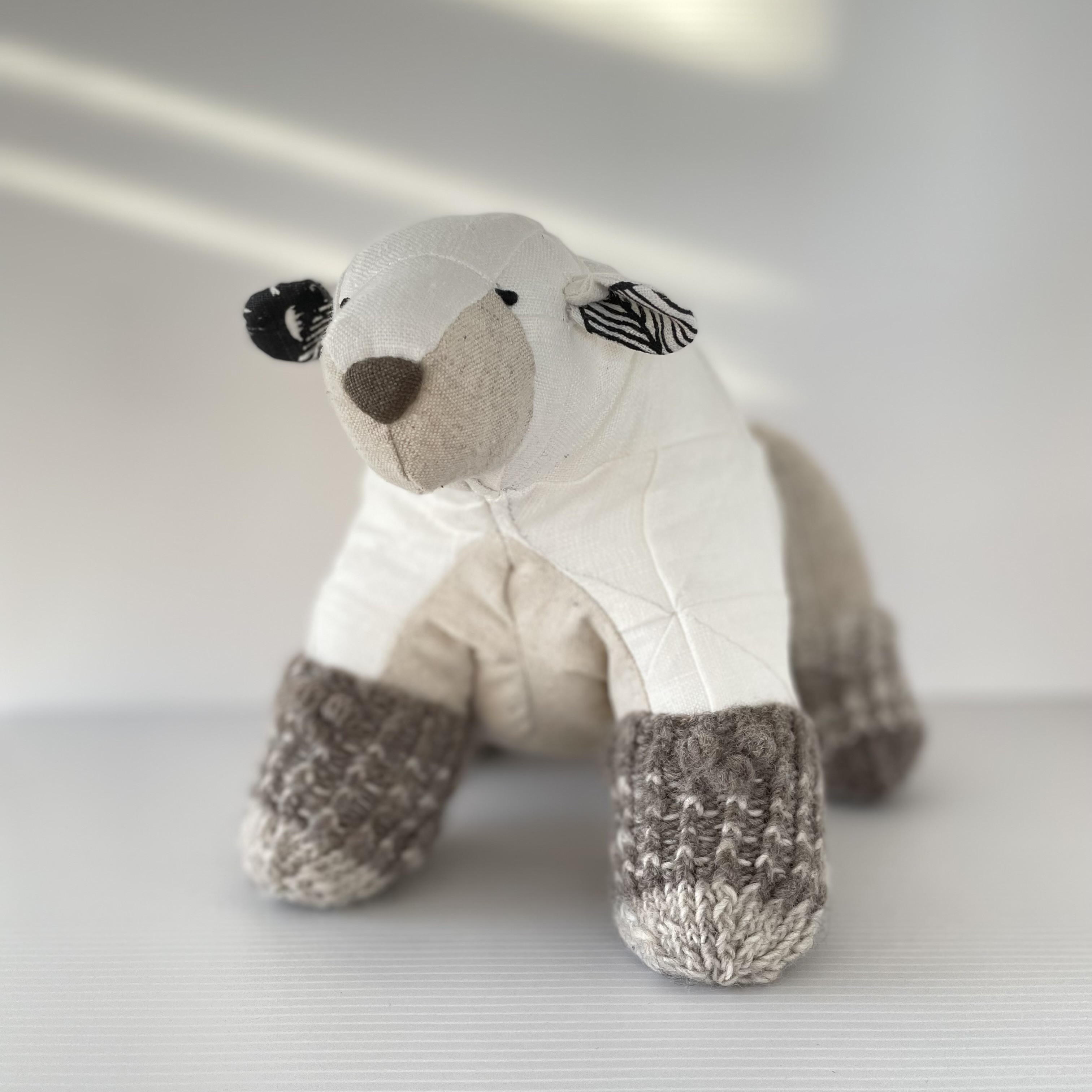 靴下を履いたシロクマの置物ぬいぐるみ　[親シロクマ]