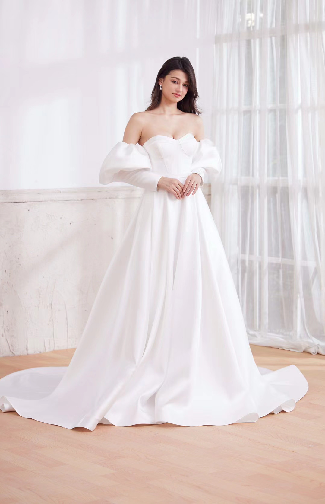 高級サテンウエディングドレス  ショートトレーン　ハートカット 　くるみボタ　結婚式　前撮り　二次会　結婚式 披露宴