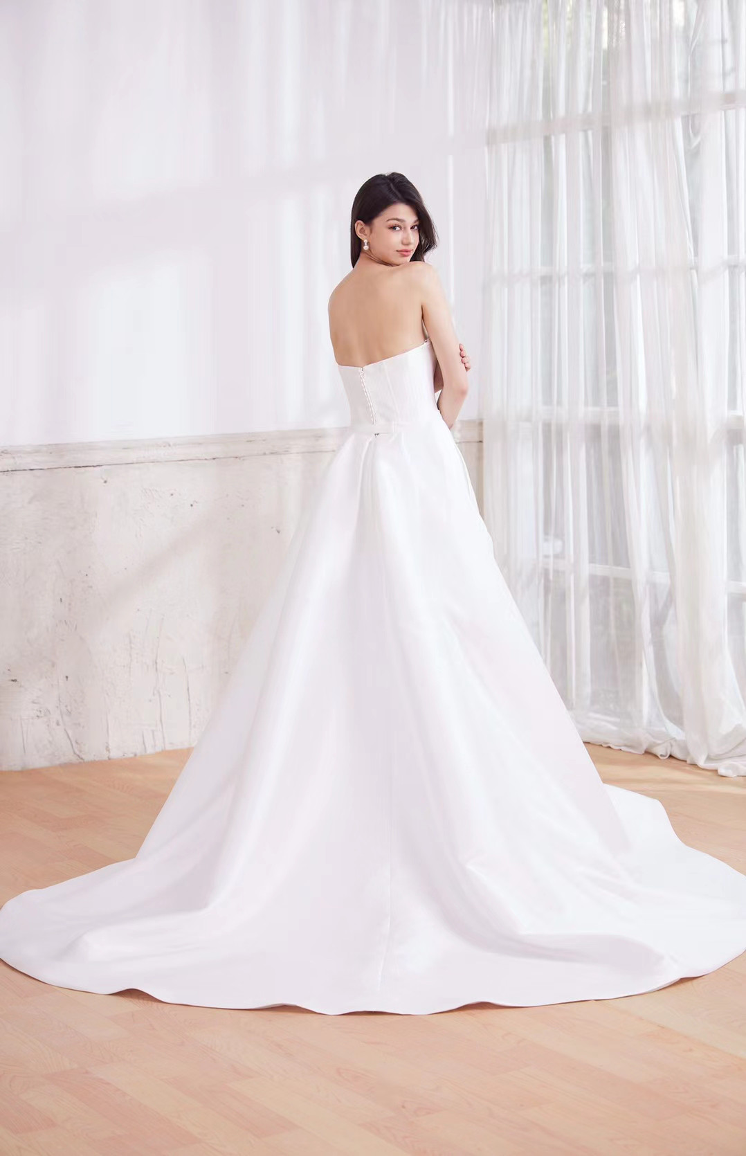 高級サテンウエディングドレス  　ハートカット 　ベアトップ　くるみボタ　結婚式　前撮り　二次会　結婚式 披露宴