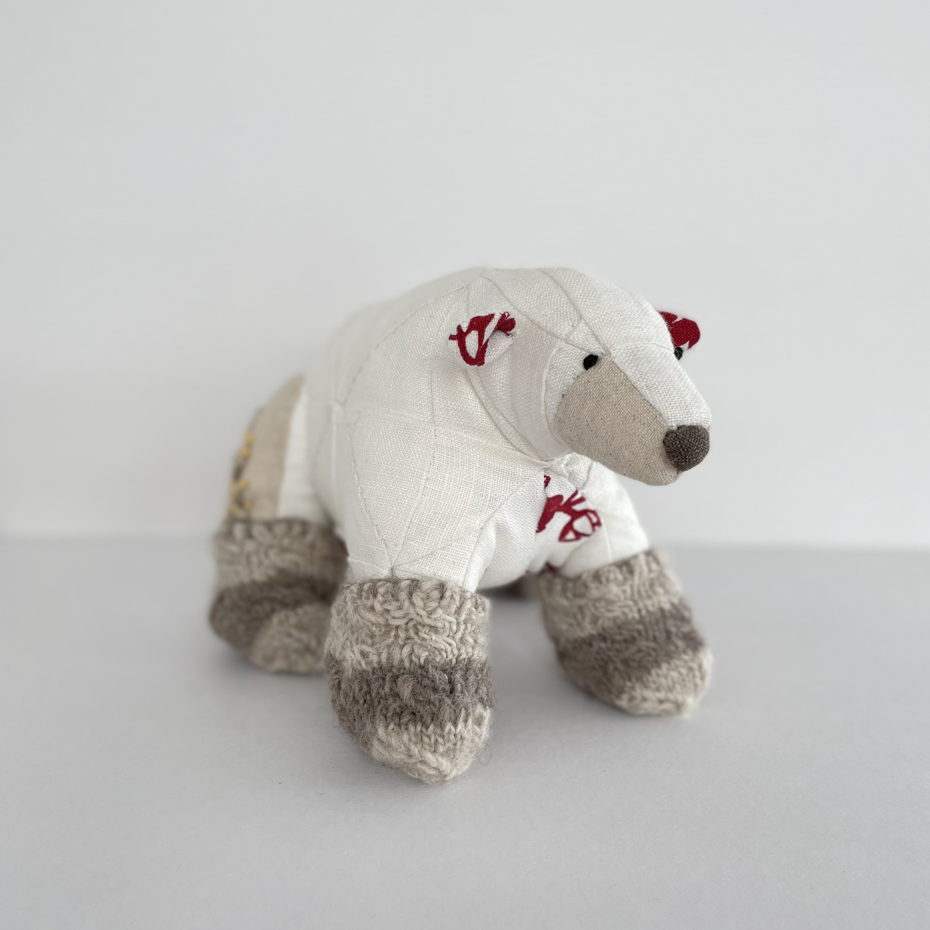 靴下を履いたシロクマの置物ぬいぐるみ　[子シロクマ]