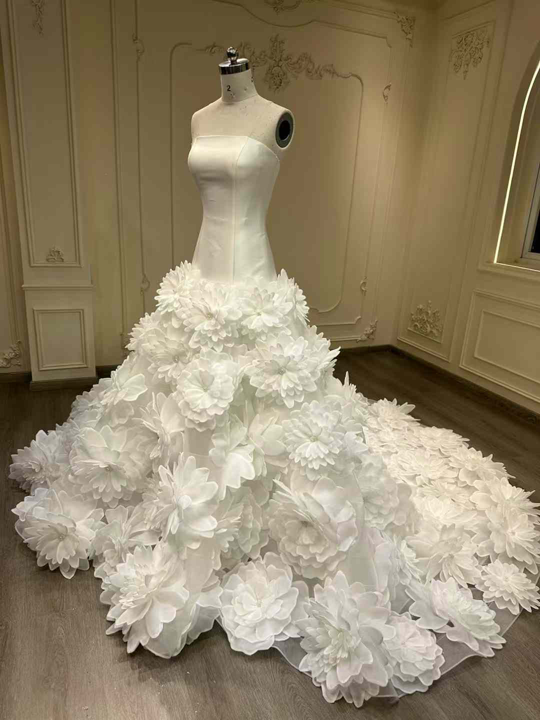高品質保証！お花飾り　上品　ホワイト　マーメイドドレス　痩せて見える　ロングトレーン前撮りスタジオ二次会演奏会音楽会挙式