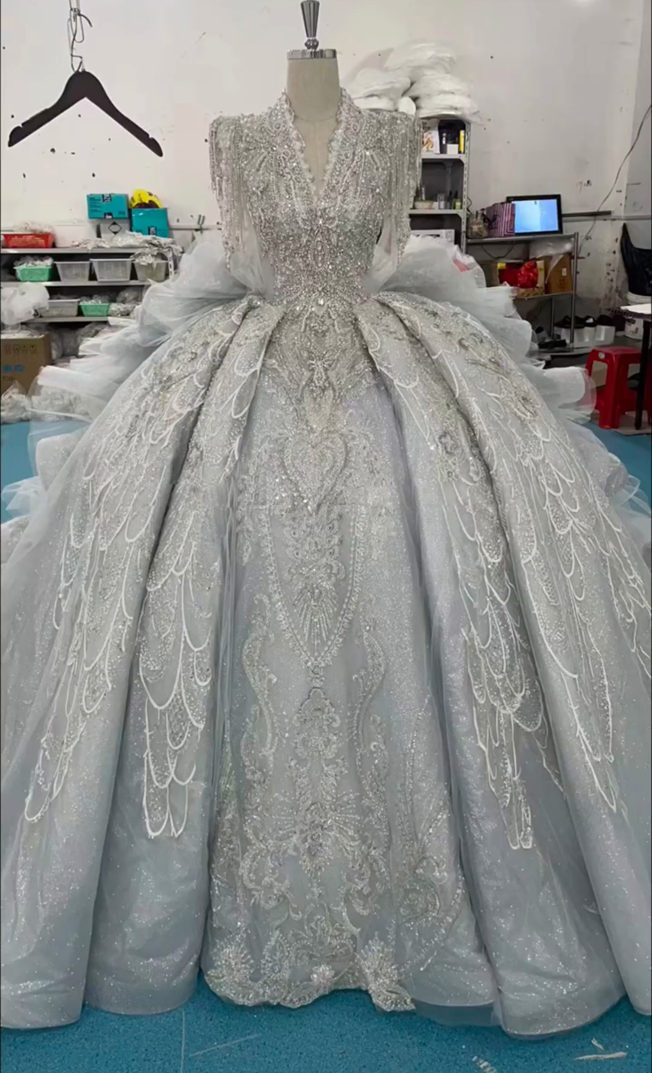 大人気上昇中　アンテークなウェディングドレス　華やかな引裾　vネック　ギャザーフリル　シルバーグレー　おしゃれな　結婚式