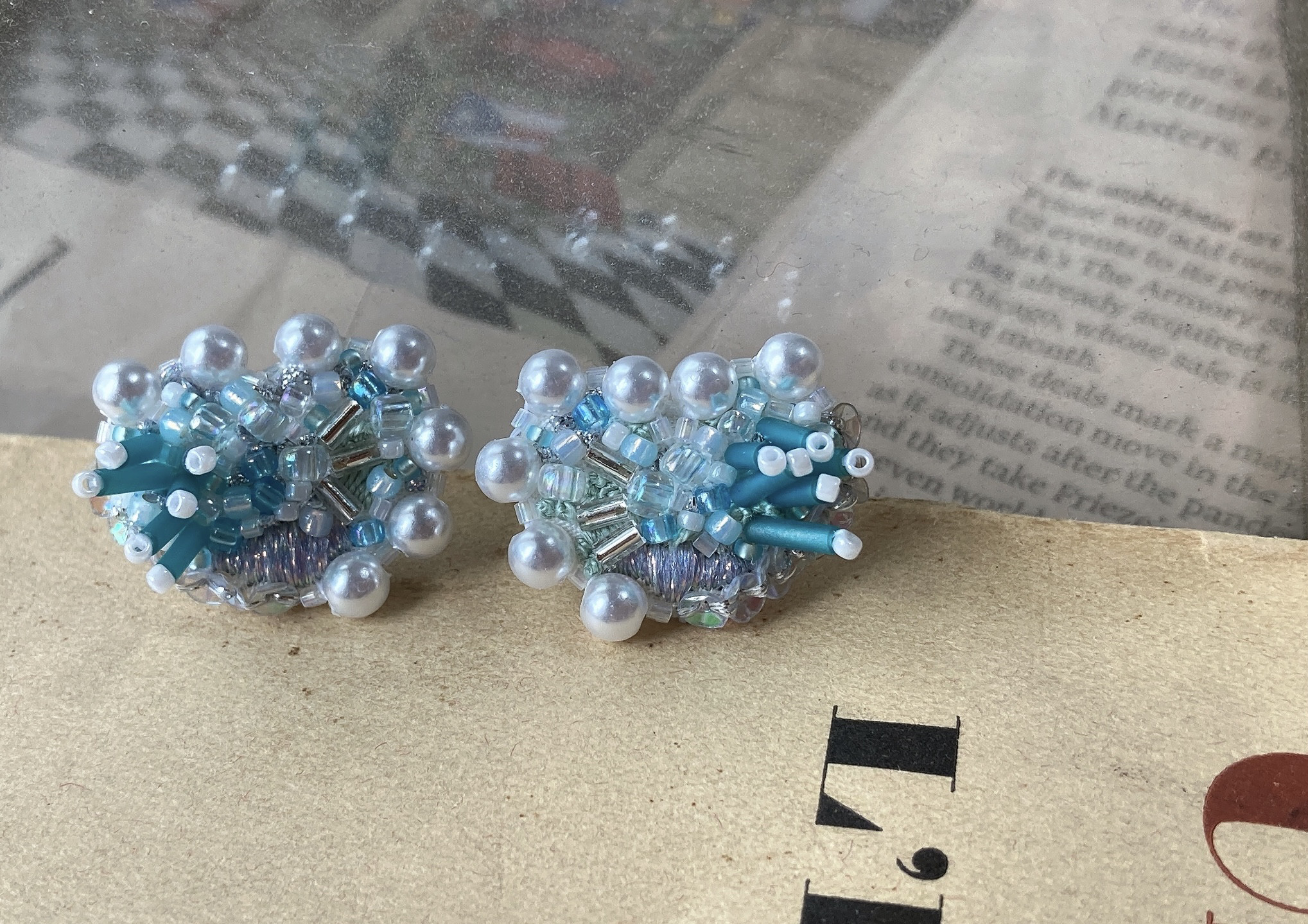 【ピアス】ビーズ刺繍の耳飾り　凍っているのだって強さ