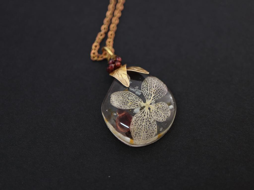 鉱物標本ジュエリ-＊ガーネット＊紫陽花＊葉＊真鍮ネックレス＊no.729