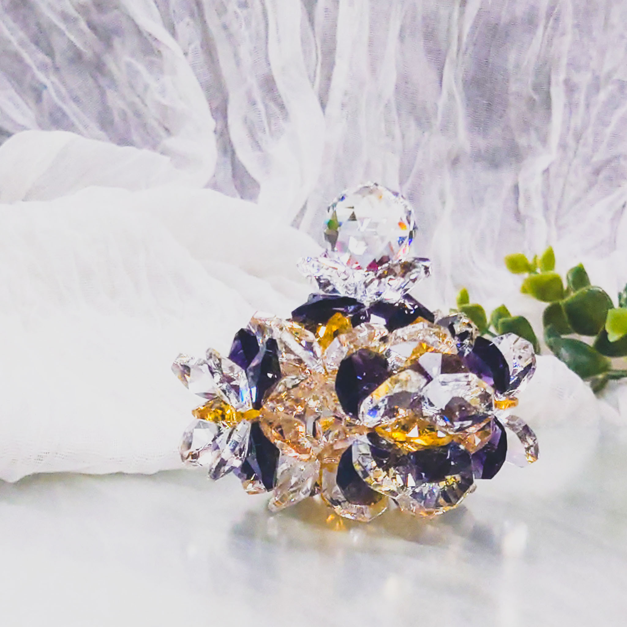 SN24C1018-11 アスフォー社製クリスタル使用　お花とボールのピラミッドのサンキャッチャー　置き型◆パープル２