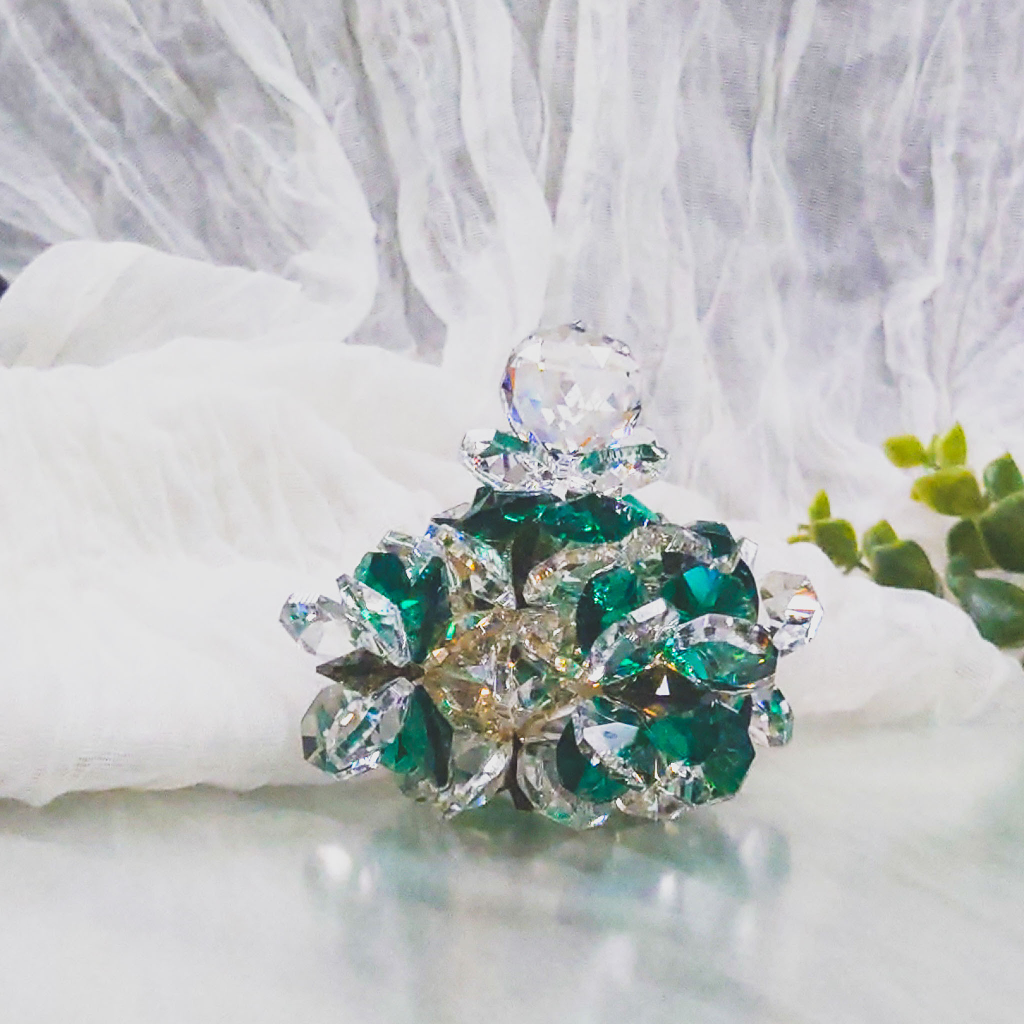 SN24C1018-12 アスフォー社製クリスタル使用　お花とボールのピラミッドのサンキャッチャー　置き型◆グリーン２