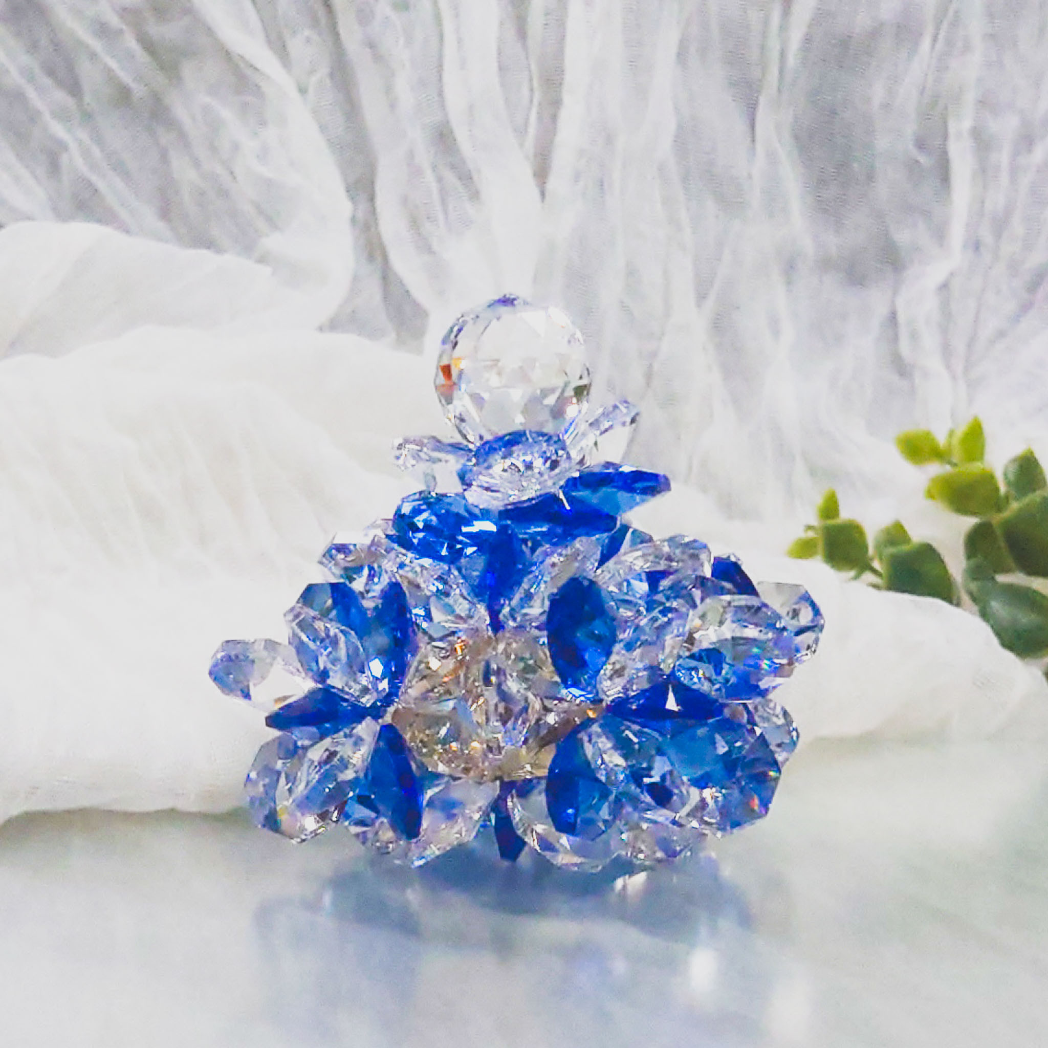 SN24C1018-13 アスフォー社製クリスタル使用　お花とボールのピラミッドのサンキャッチャー　置き型◆ブルー２