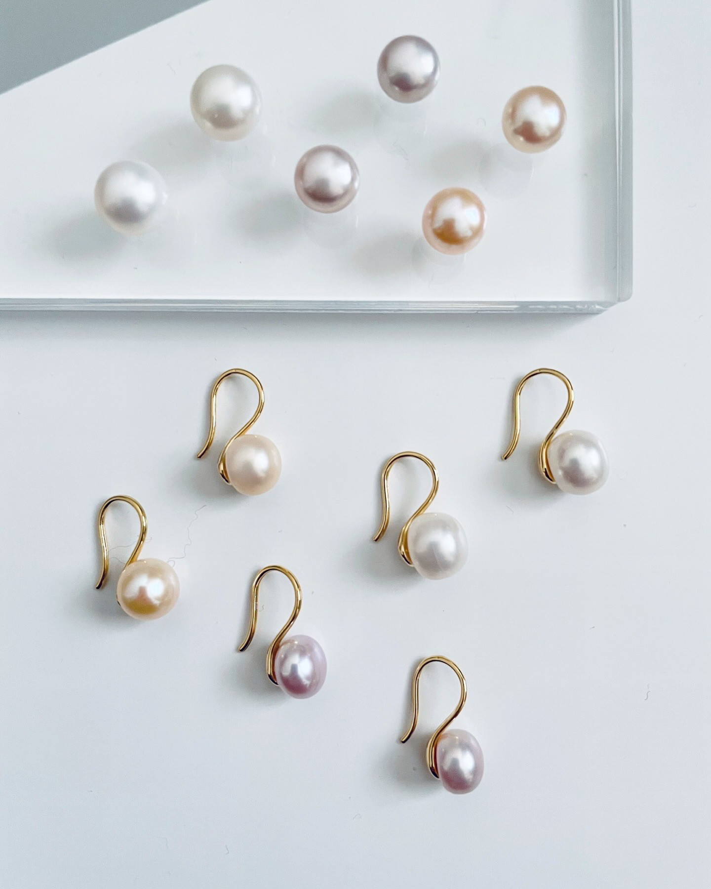 淡色パールのピアス