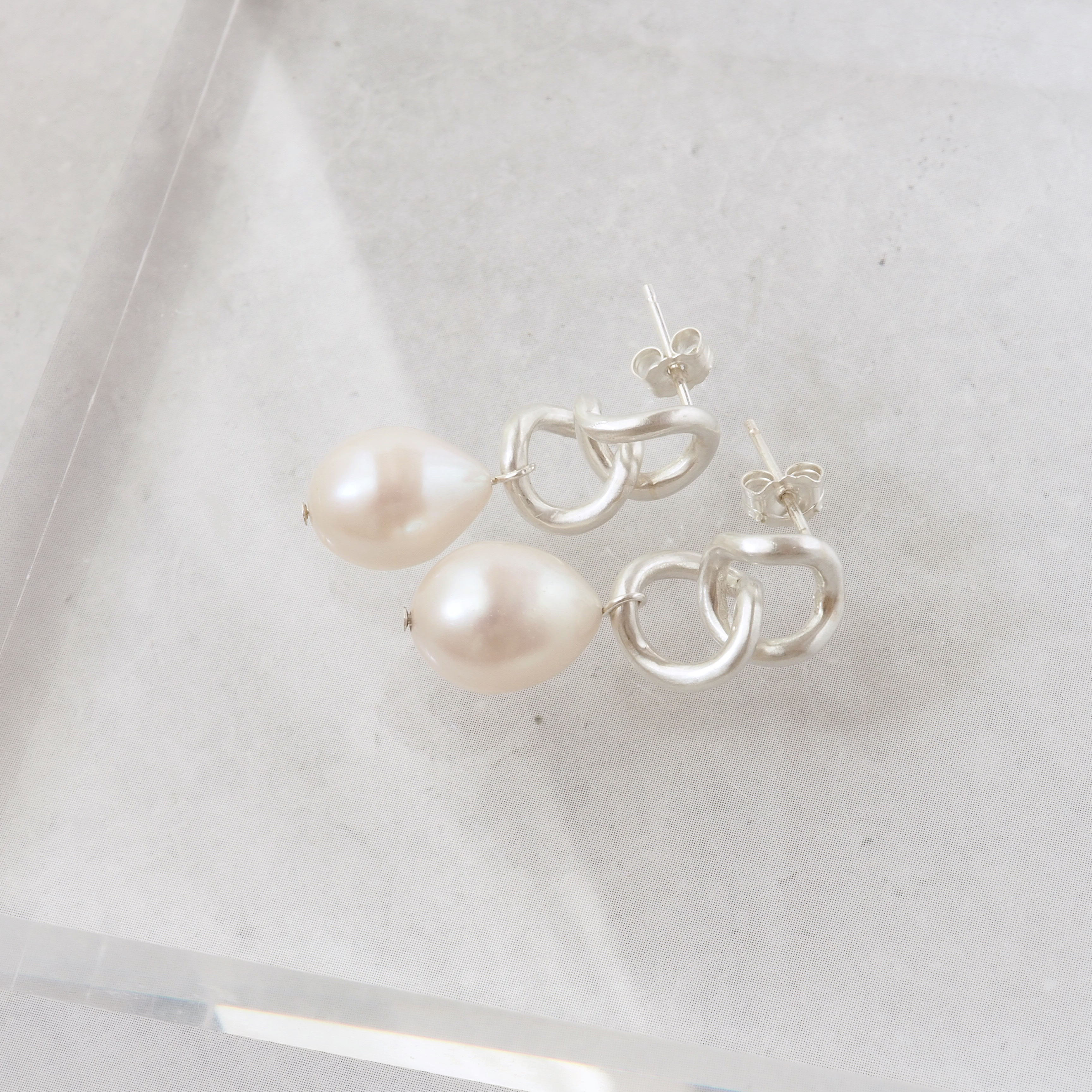 twist pearl ピアス