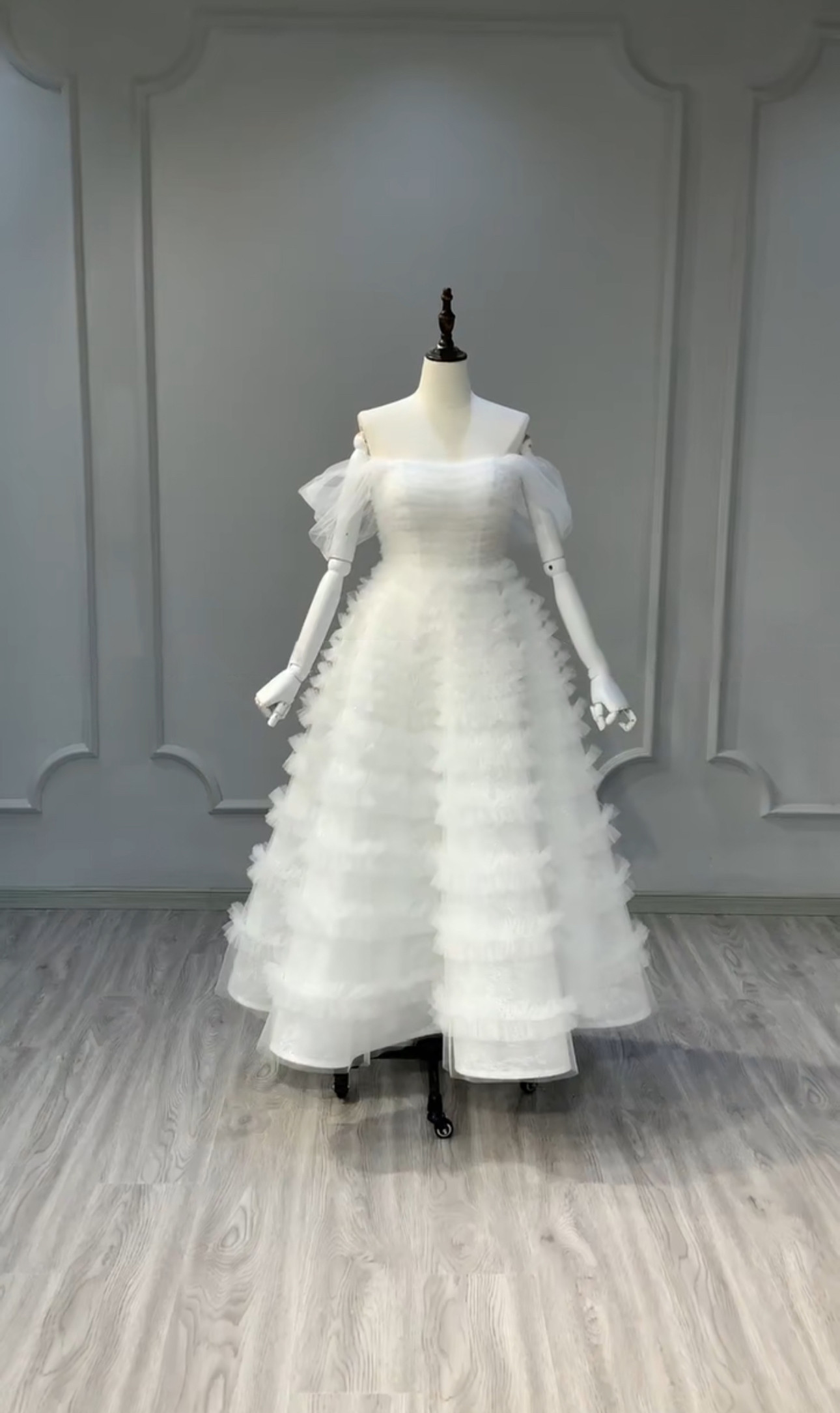 ワンピース　ホワイト　サイズオーダー可能Aライン　細見えシルエット　二の腕を隠せる　ファスナー　デート音楽会卒業式成人式