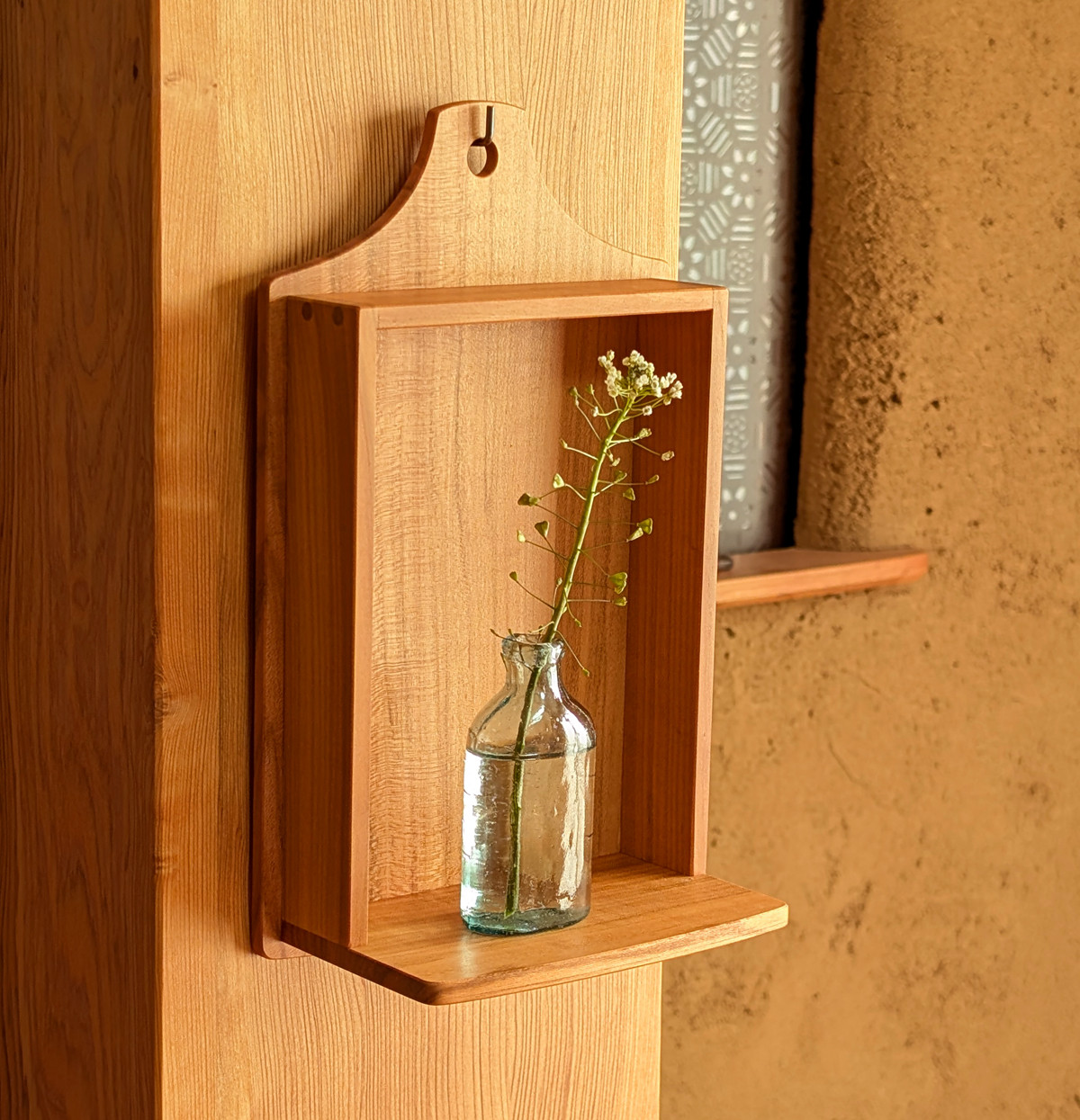 かべにかけて ちょっと飾りたい…　サクラの木のかべかけ台（大）です