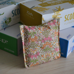 小さく畳めるエコバッグ！うさぎ＆花柄 箱ティッシュが入る◎折りたたみ＆軽く持ち運べる　日本製 綿100% 6枚目の画像