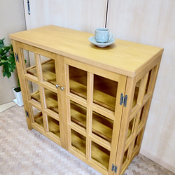 格子扉の両開きキャビネット メイプル色 食器棚 飾り棚 高さ80cm
