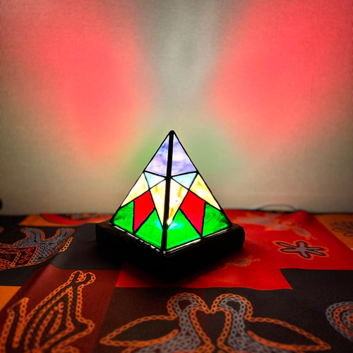 光の色を楽しむ、ステンドグラス 置き型 ランプシェード ピラミッド