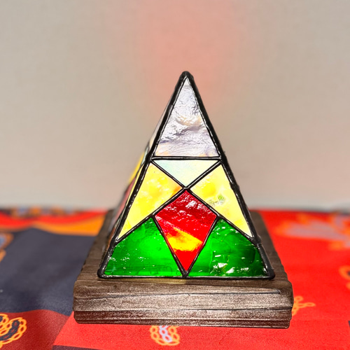 光の色を楽しむ、ステンドグラス 置き型 ランプシェード ピラミッド