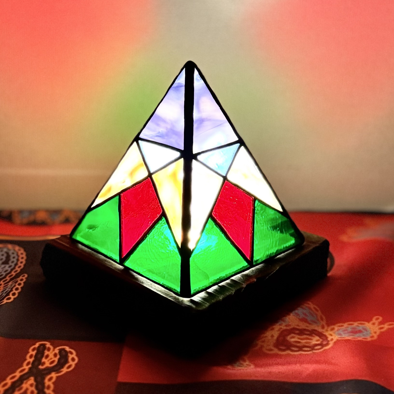 光の色を楽しむ、ステンドグラス 置き型 ランプシェード ピラミッドシェード