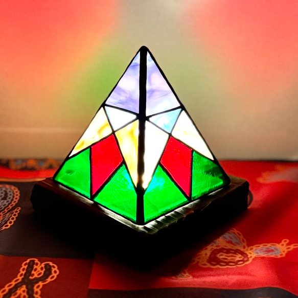 光の色を楽しむ、ステンドグラス 置き型 ランプシェード ピラミッド